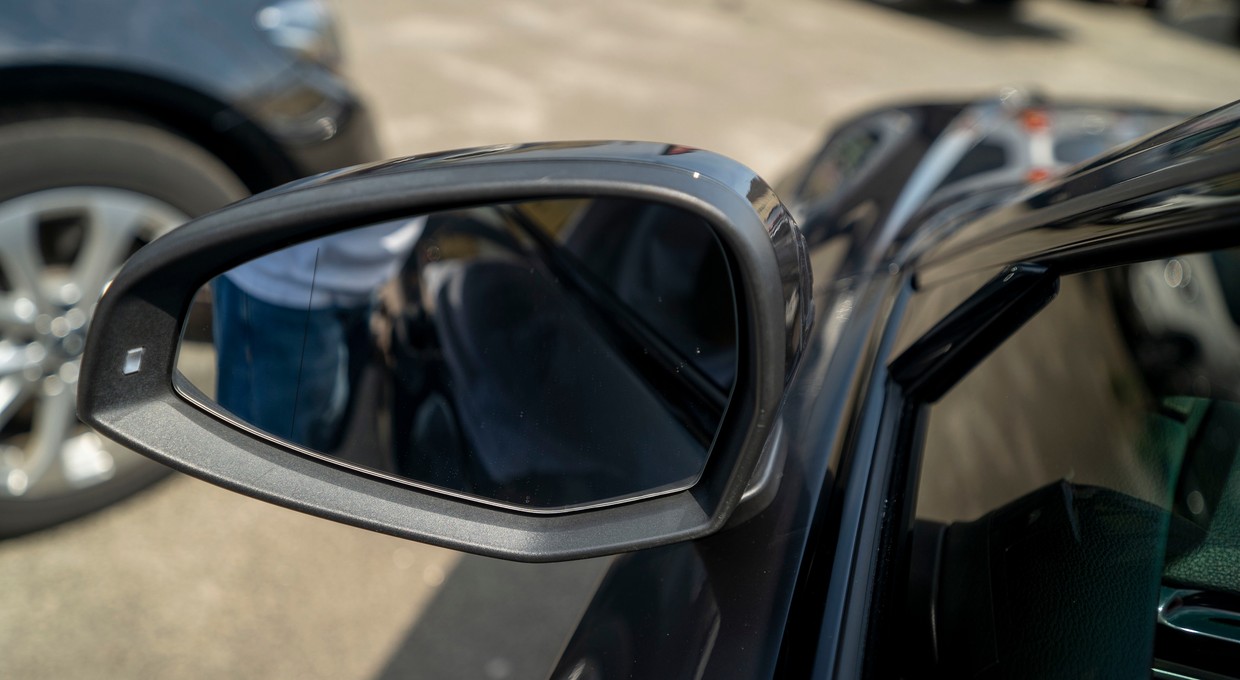 Jak prawidłowo ustawić lusterka w samochodzie? Zasady są proste