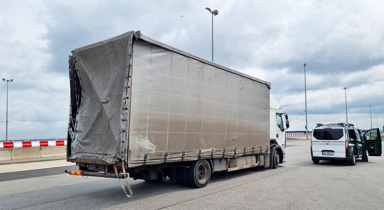 Inspektorzy zatrzymali ciężarówkę z odpadami. Z każdą minutą dziwili się coraz bardziej