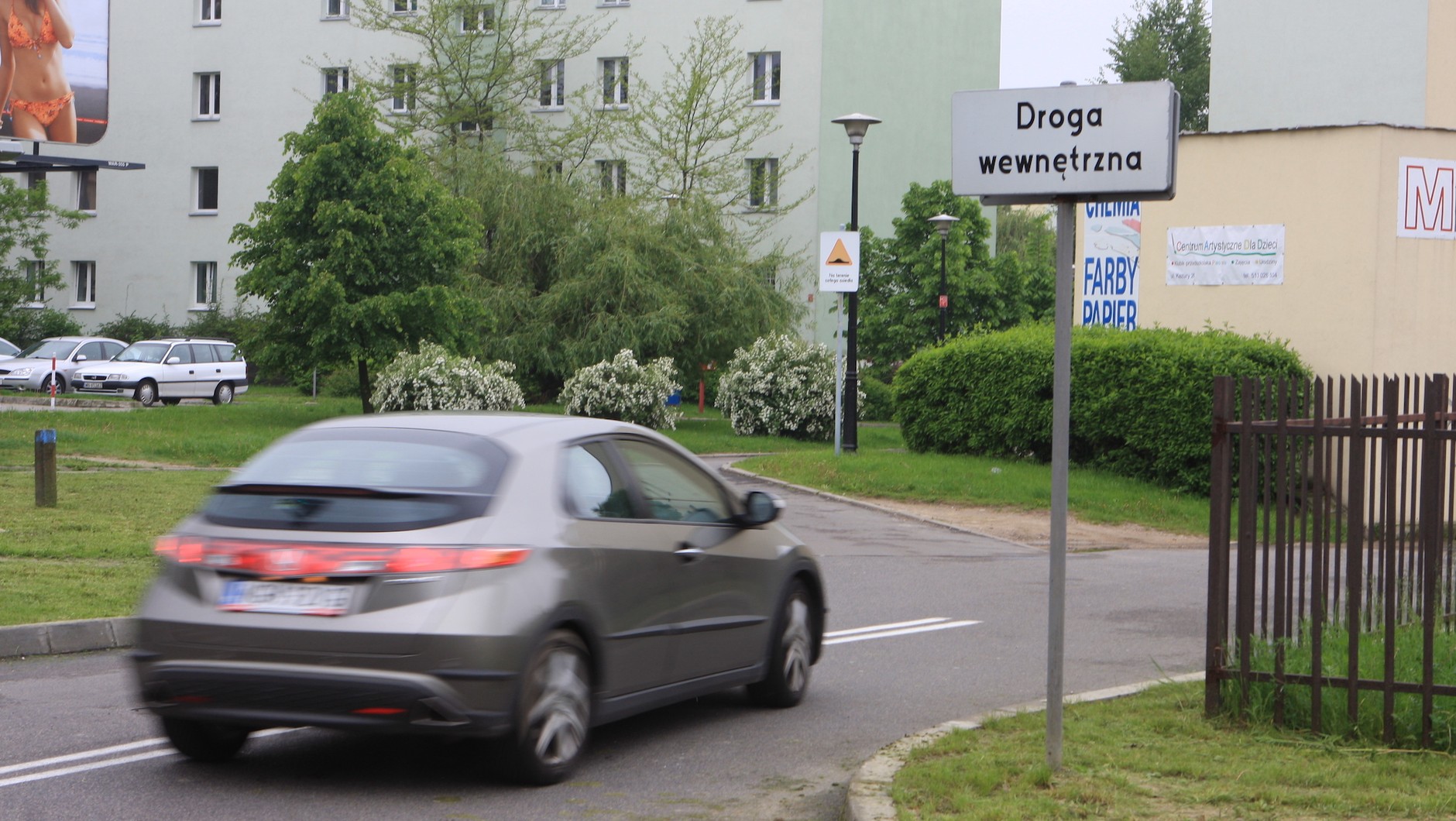 Znak wskazujący wjazd na drogę wewnętrzną na osiedlu