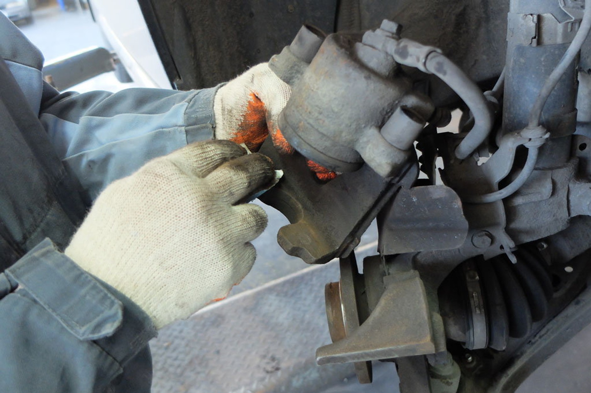 Co zrobić, żeby auto dobrze hamowało?