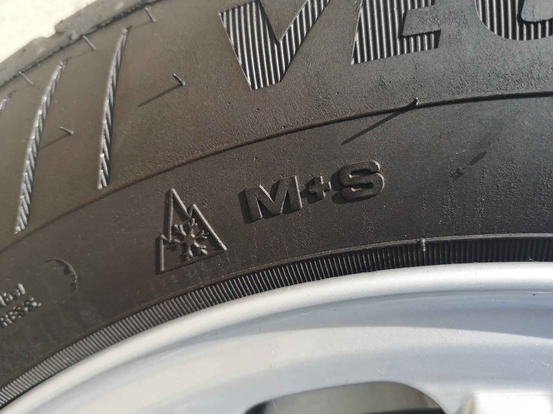 Śnieżynka na tle trzech górskich szczytów – symbol 3PMSF – i oznaczenie M+S obok