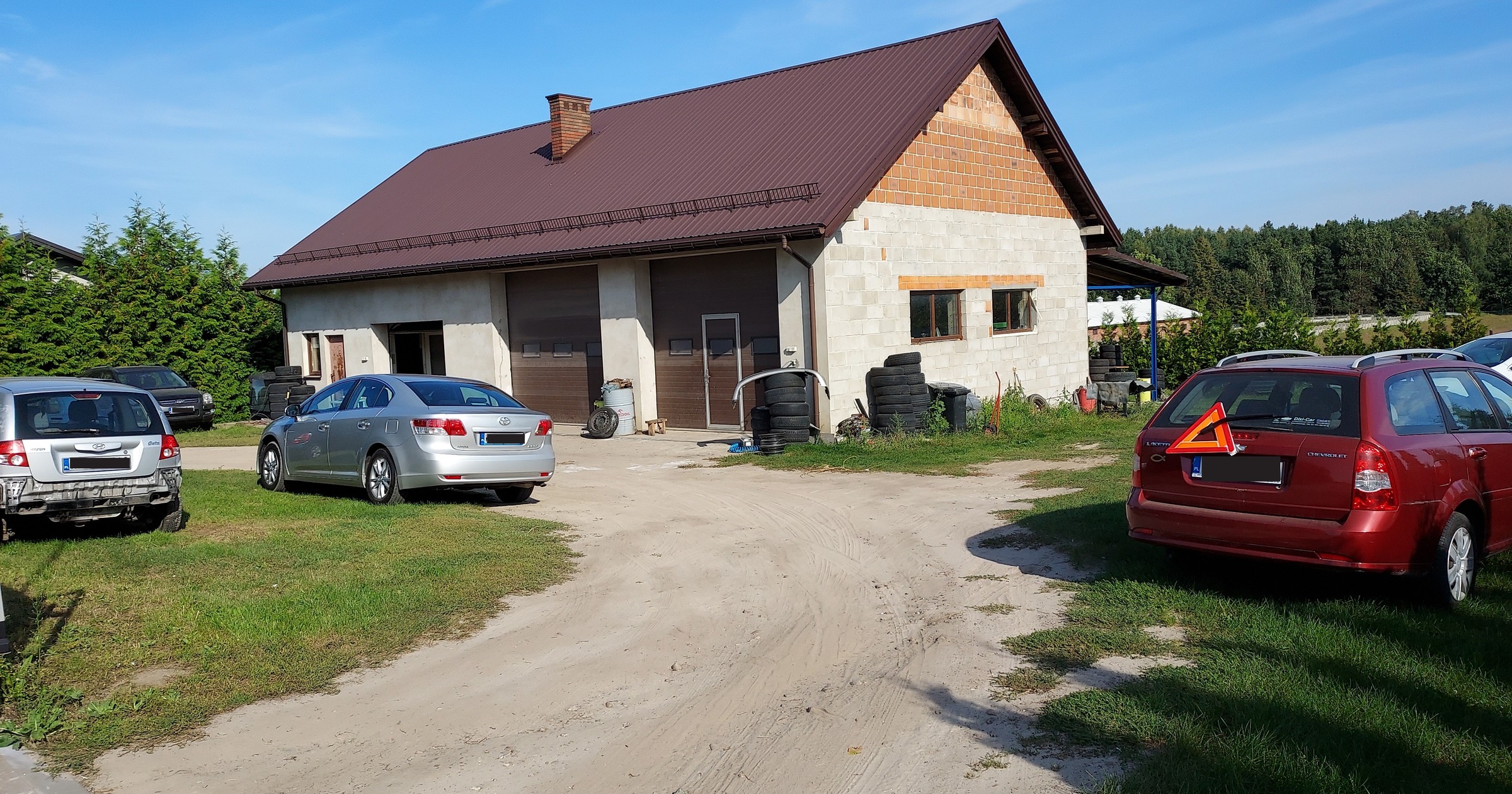 Niezależny warsztat samochodowy na prowincji. To właśnie w takich miejscach swoje auta naprawia wielu Polaków