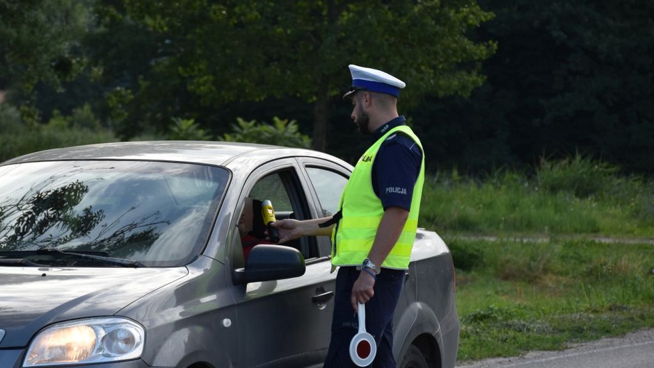 Kierowca Seata spowodował "czołówkę" z Audi. Przyczyna była łatwa do ustalenia