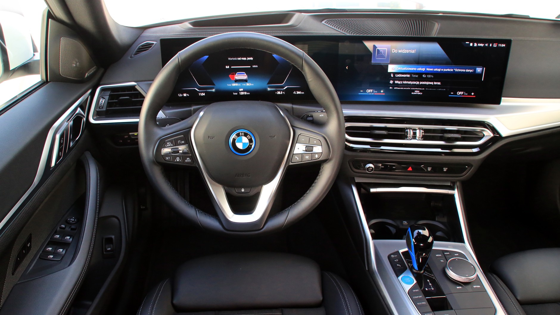Jak przystało na nowoczesne auto, BMW i4 ma cyfrowe wnętrze. System operacyjny OS 8 ma wiele funkcji, ale jego obsługa jest mniej intuicyjna niż w poprzedniku.