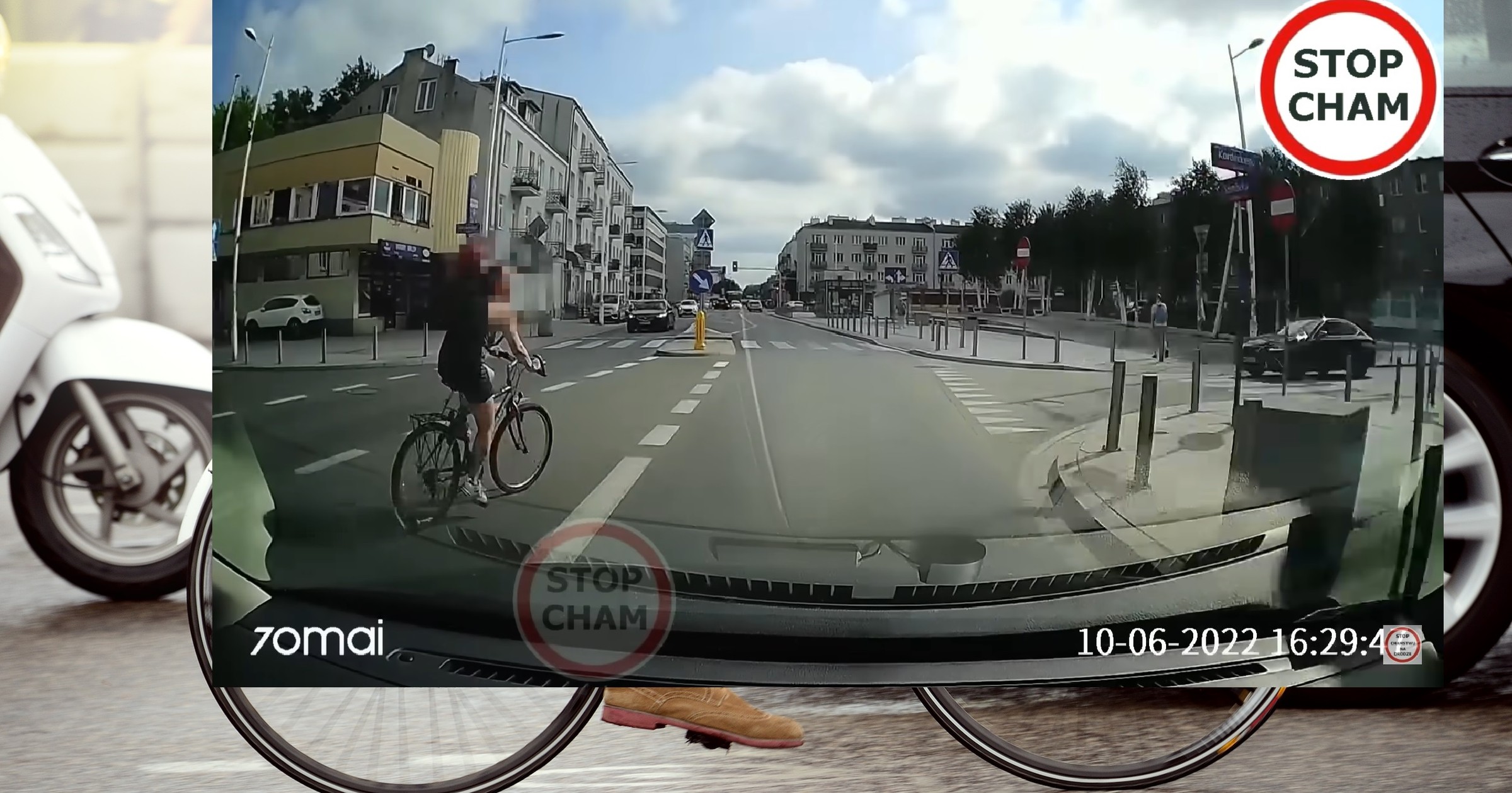 Pijana rowerzystka wjeżdża pod koła samochodu