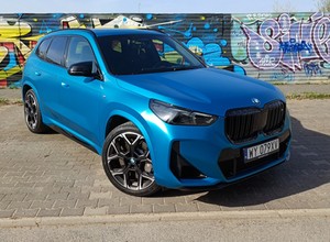 BMW X1 M135i udowadnia, że sportowy charakter można pogodzić z terenowymi genami
