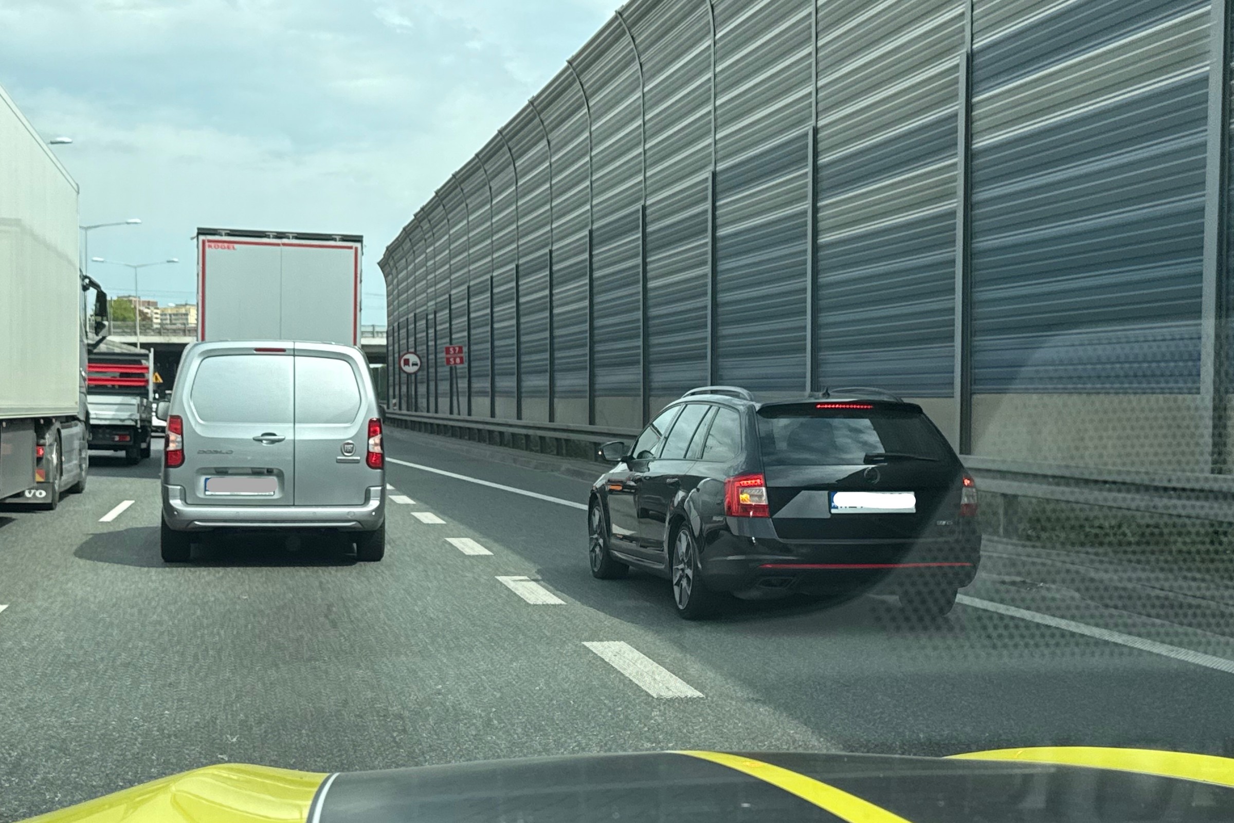 Nie mniej niż 500 zł mandatu za brak uprzejmości w korku? Ten przepis obowiązuje od dawna