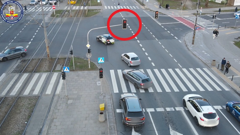 Dron nagrał kierowców w Warszawie, przejeżdżających na czerwonym świetle