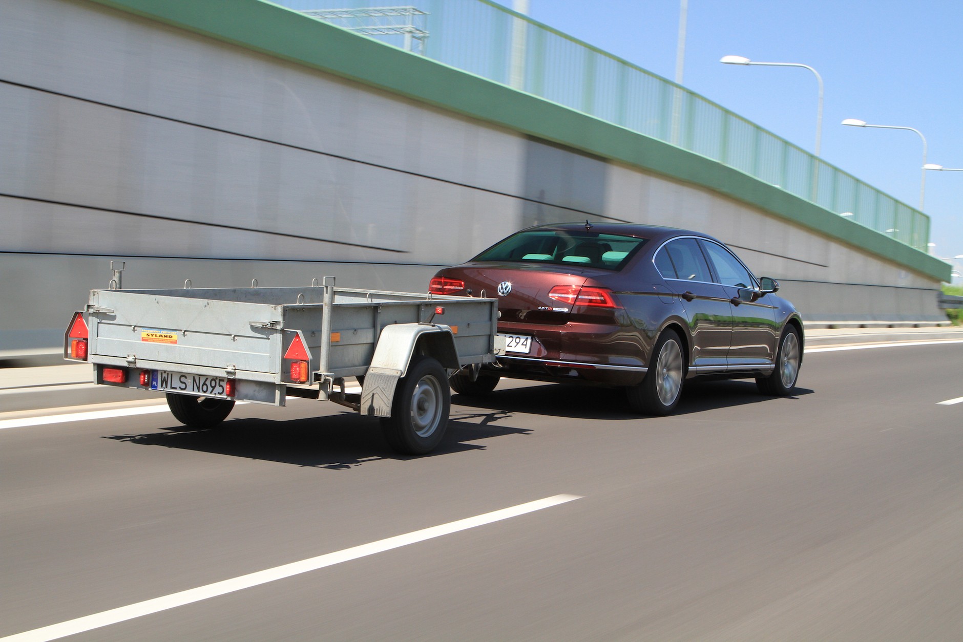 Zbyt duży ciężar na holu? Lepiej tego unikać ze względów bezpieczeństwa i trwałości samego auta.