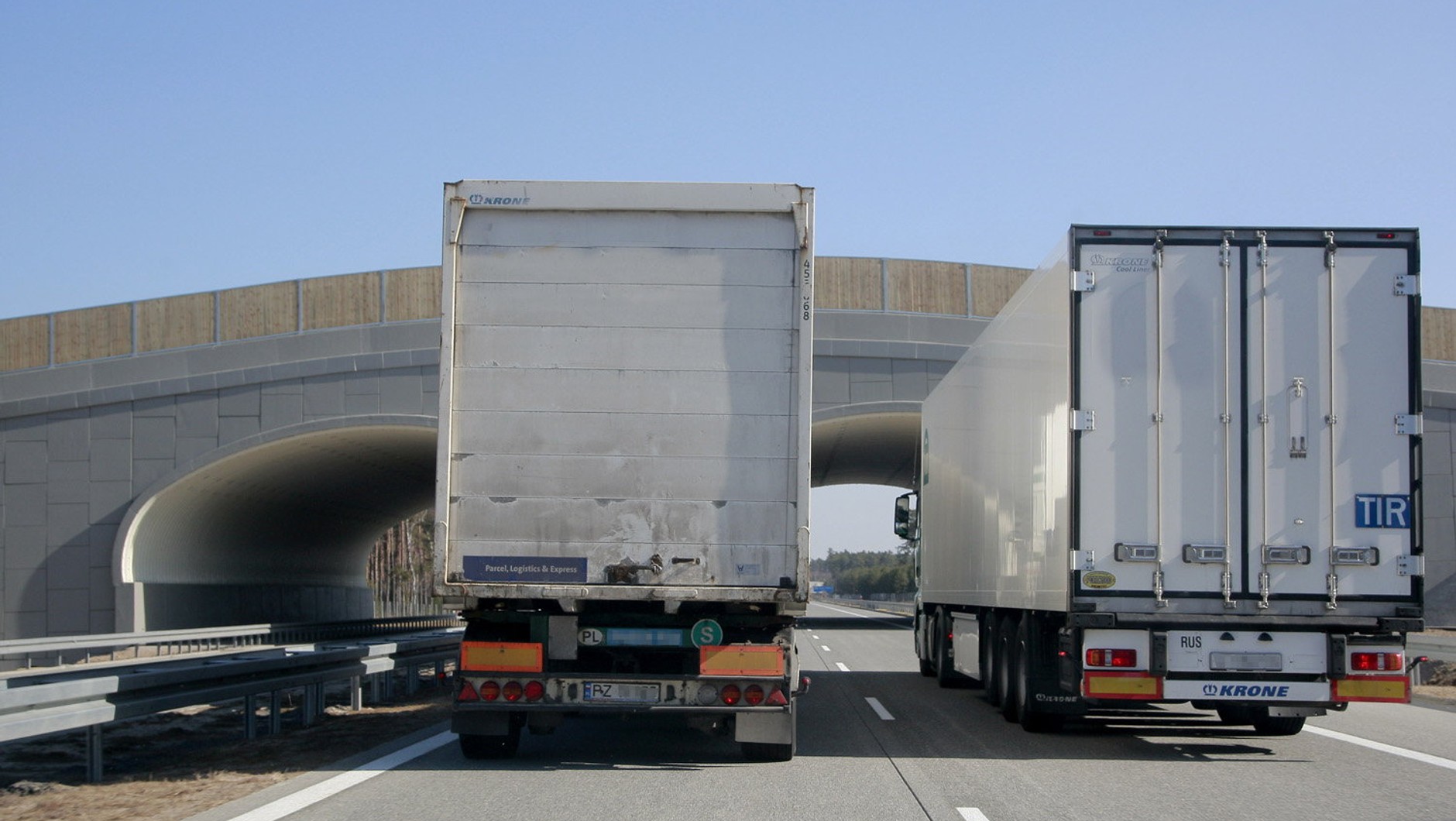 Oznaczenie TIR także jest bardzo popularną tabliczką. Od niej wzięła się potoczna nazwa zestawów o DMC 40 ton