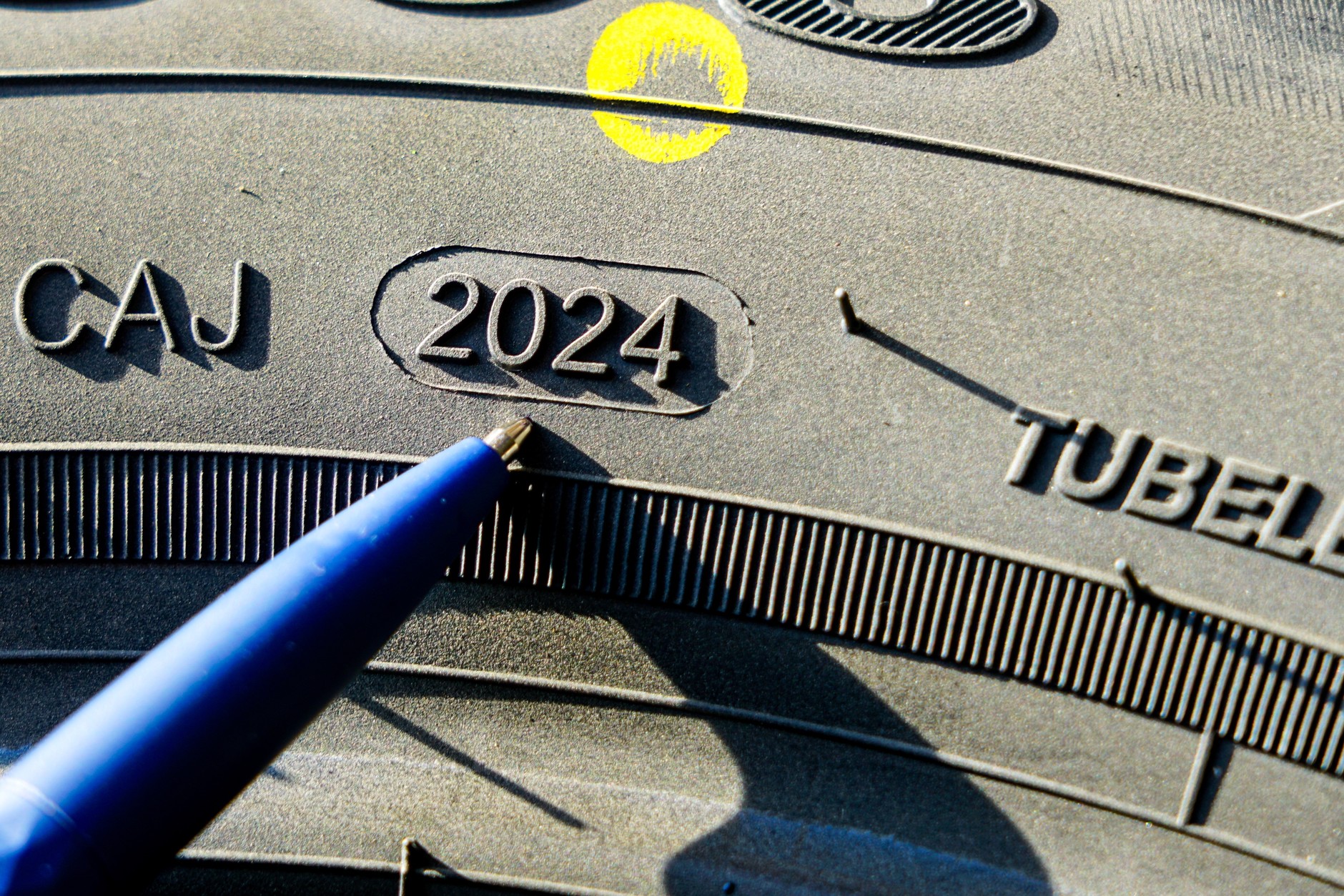 Kod DOT na oponie. W tym przypadku przybliżona data produkcji to 20. tydzień 2024 r.