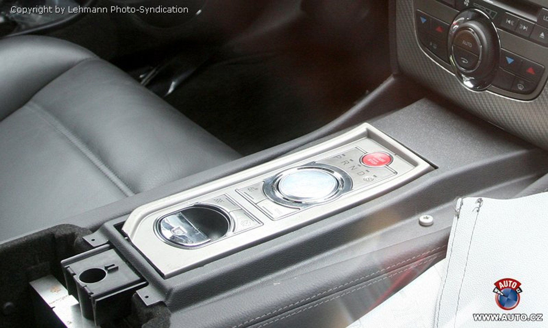 Zdjęcia szpiegowskie: nowa skrzynia biegów i facelifting dla Jaguara XK/XKR