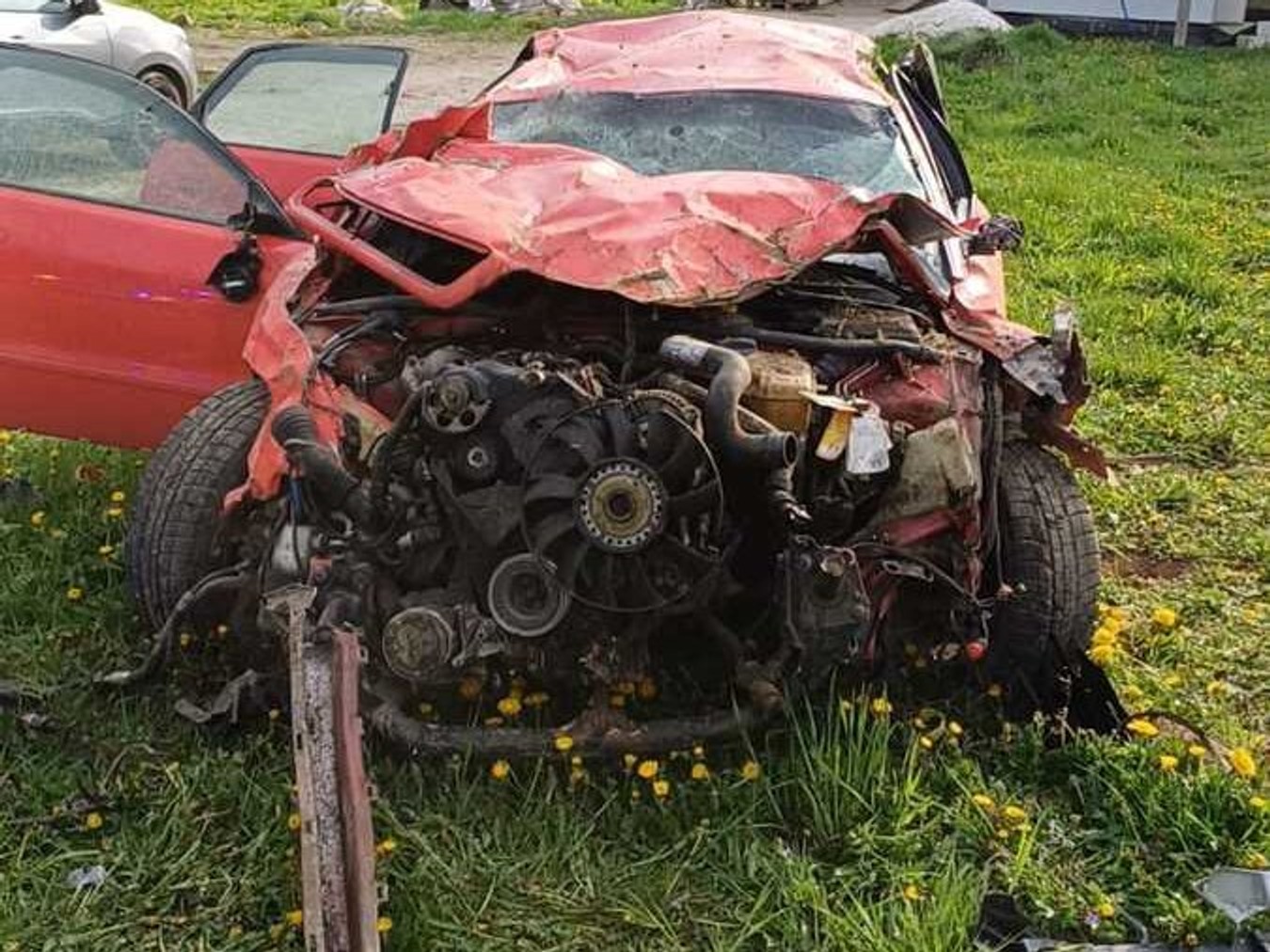 Kierowca Audi z impetem dachował przez dwie działki