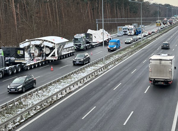 Transport gigantycznej maszyny TBM "odpoczywa" na S8 pod Warszawą. Już spowodował wielkie korki