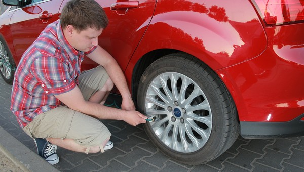 Warto sprawdzać ciśnienie w oponach.