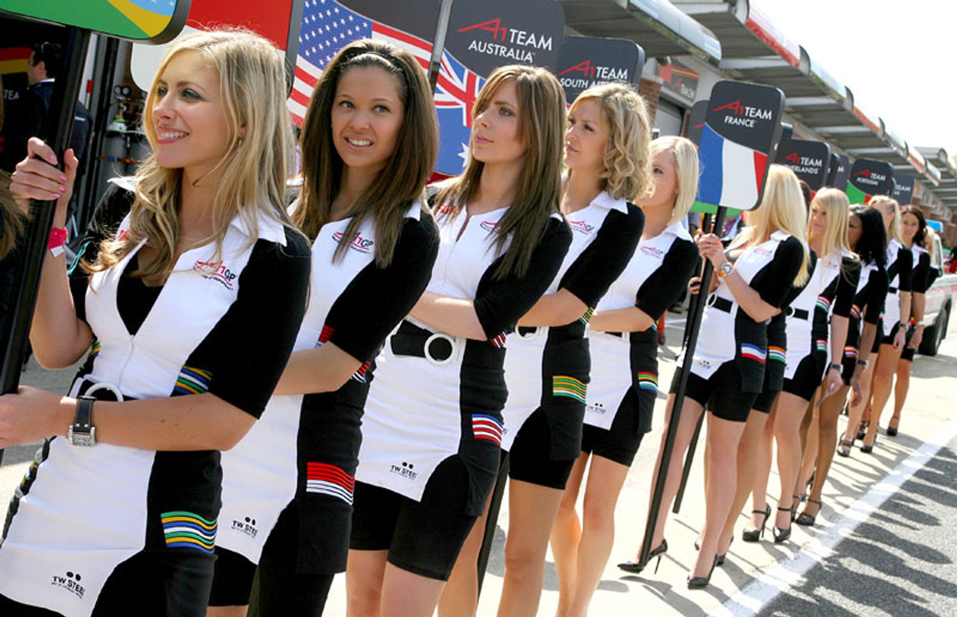 Tylko u nas: dziewczyny bawią się narzędziami