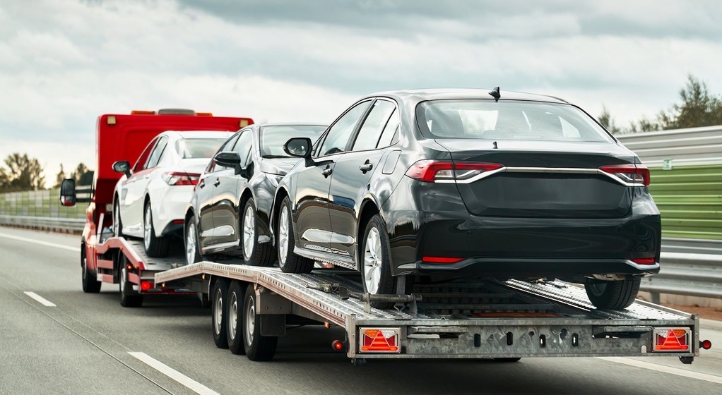 Laweta z samochodami (zdjęcie ilustracyjne)