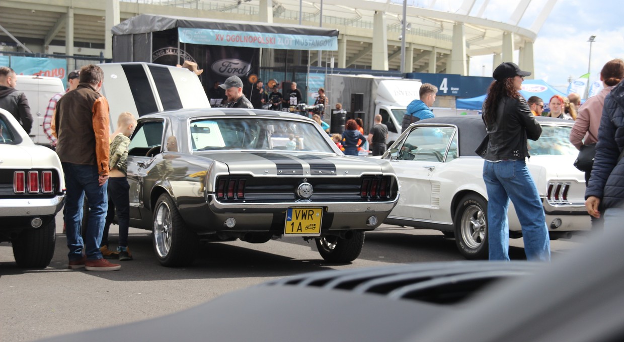 Pojechałem elektrykiem na zlot Mustangów. Podziwiałem ryk V8