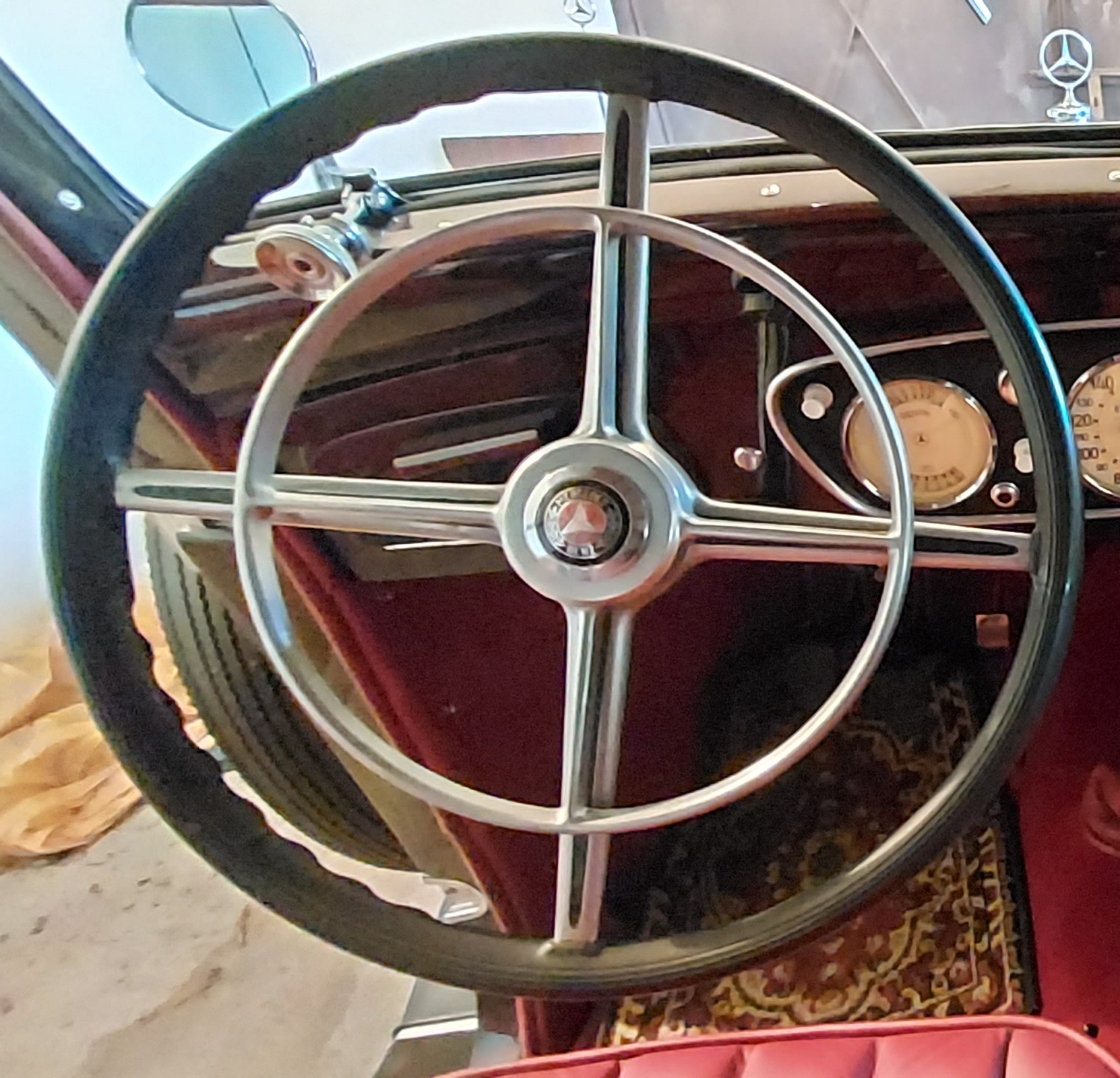 Mercedes 230 z 1937 r. Kierownica z pierścieniem klaksonu
