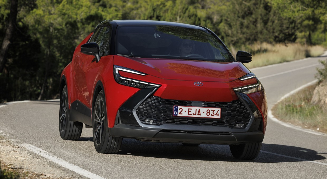 Toyota C-HR jest na wyprzedaży. Doradzam, którą wersję wybrać