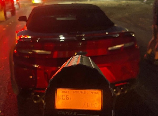 Kierowca Camaro nie przejął się mandatem. Tego pewnie się nie spodziewał