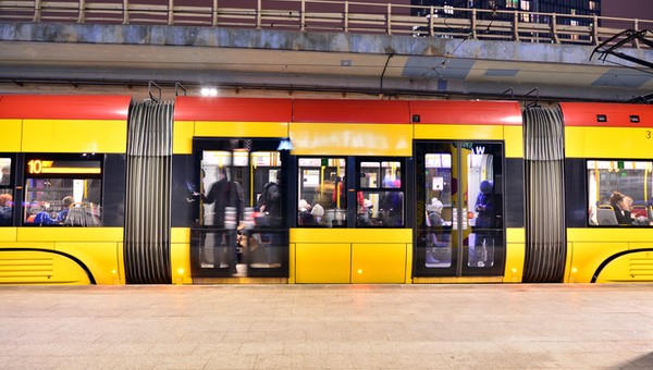 Warszawa: w autobusach i tramwajach usłyszymy głos Tomasza Knapika i jego syna Macieja
