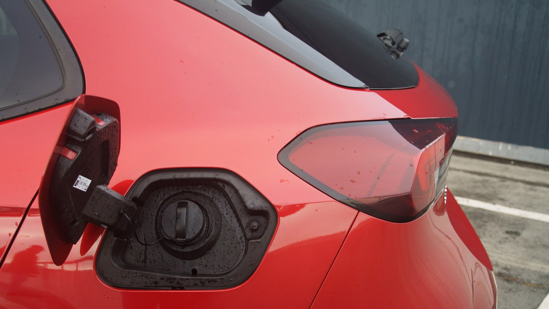 Opel Corsa – elektryk vs. spalinowiec. Który lepszy do miasta?