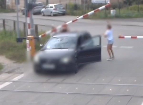 Z dziećmi wjechała na przejazd na czerwonym świetle. Sytuację uratowała 17-latka [WIDEO]