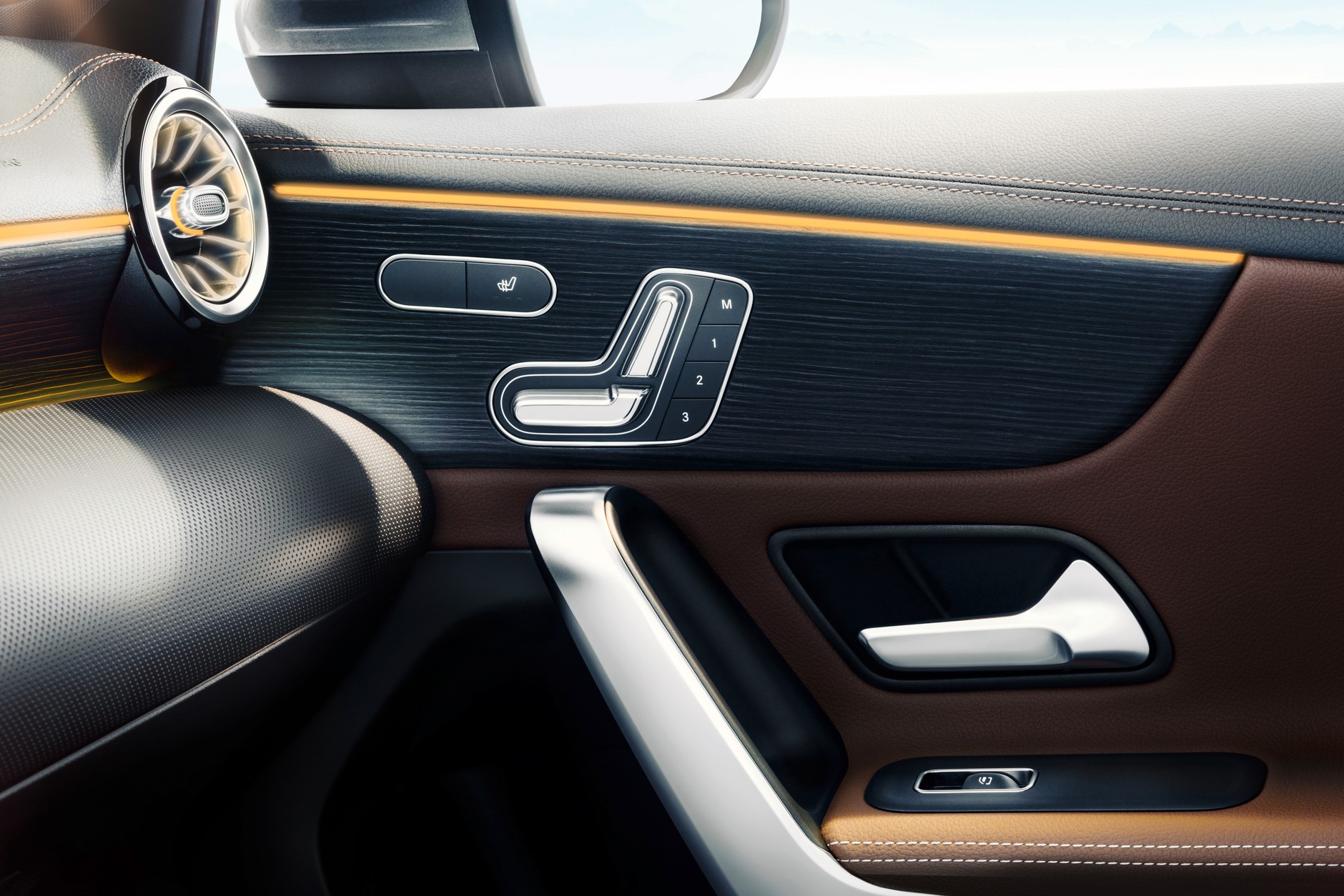 Elektrycznie sterowane fotele będą dostępne dla kierowcy i pasażera. Mercedes Klasy A