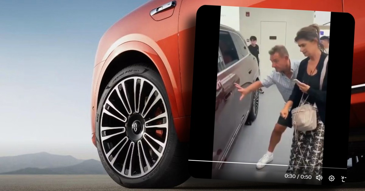 Otwieranie drzwi w chińskim SUV-ie. Potrzebna była pomoc obsługi salonu