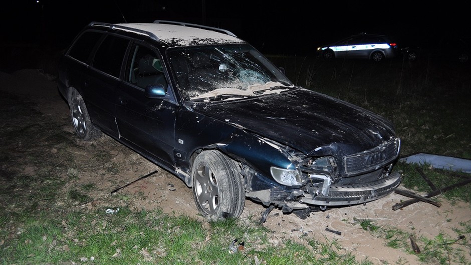 Zjechał na pobocze i uderzył w reklamę. Kierowca Audi trafił do szpitala