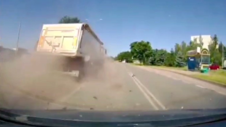 Niebezpieczne wyprzedzanie kierowcy ciężarówki