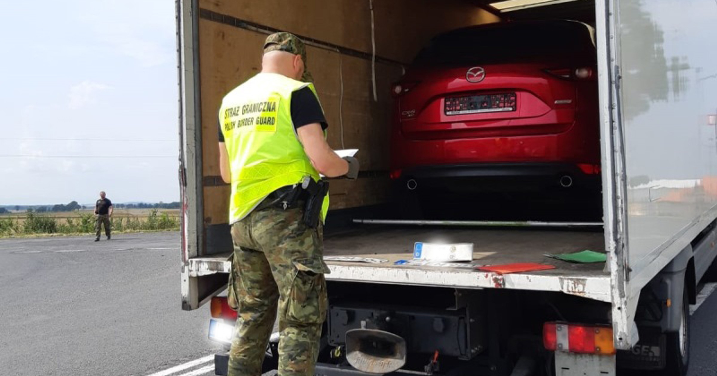 Kradzioną ciężarówką przewoził... kradzione auto