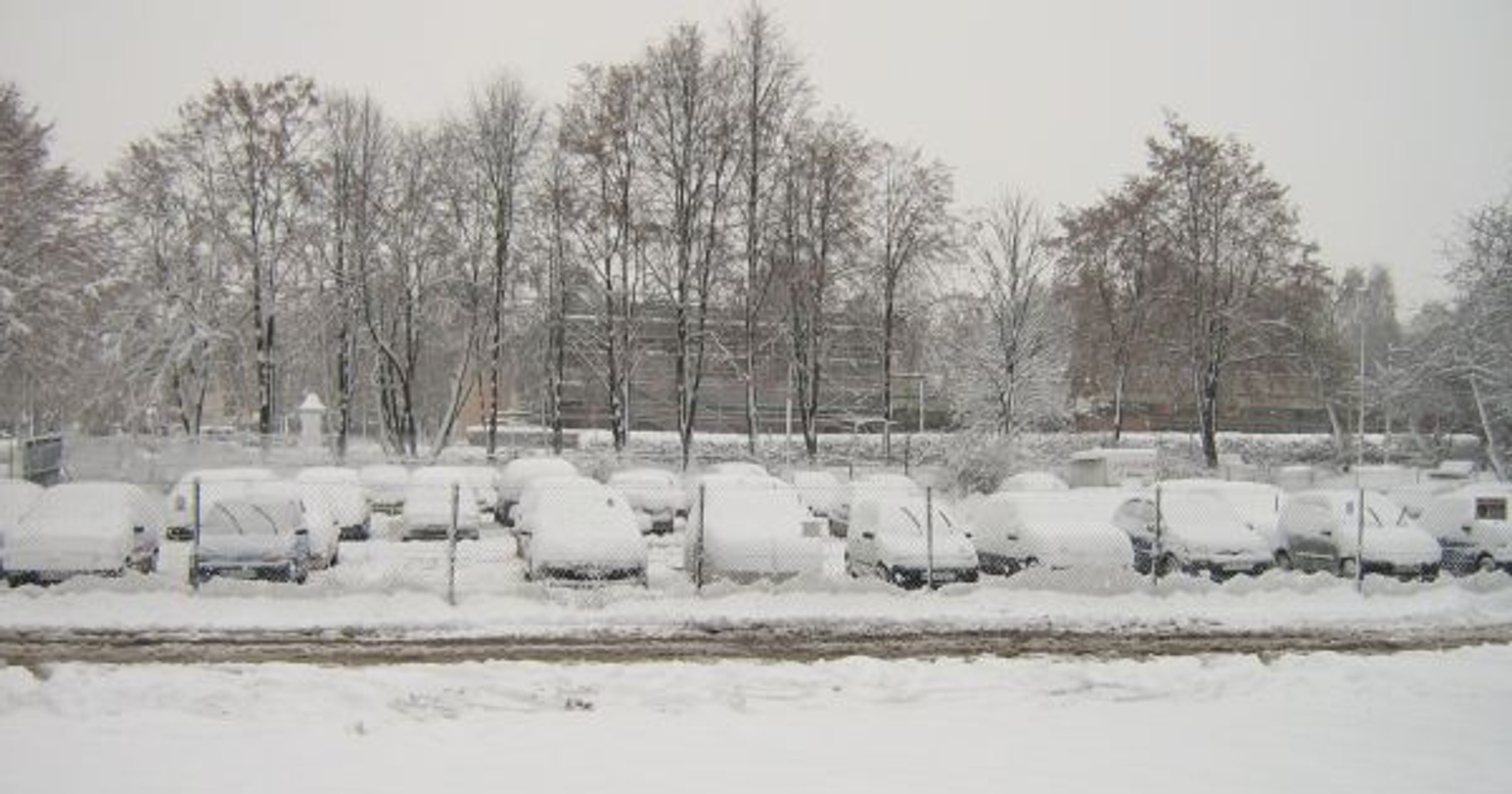 Zima - samochody na parkingu