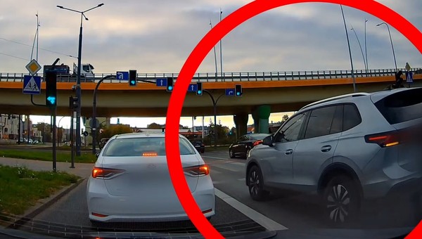 Za skręt z pasa do jazdy prosto grozi surowa kara