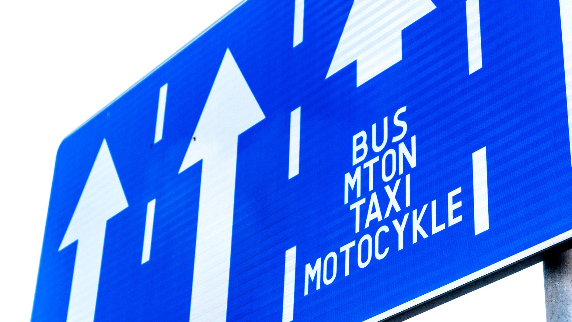 Mimo braku stosownej informacji na znaku, auta elektryczne mogą się legalnie poruszać po tak oznakowanym buspasie.