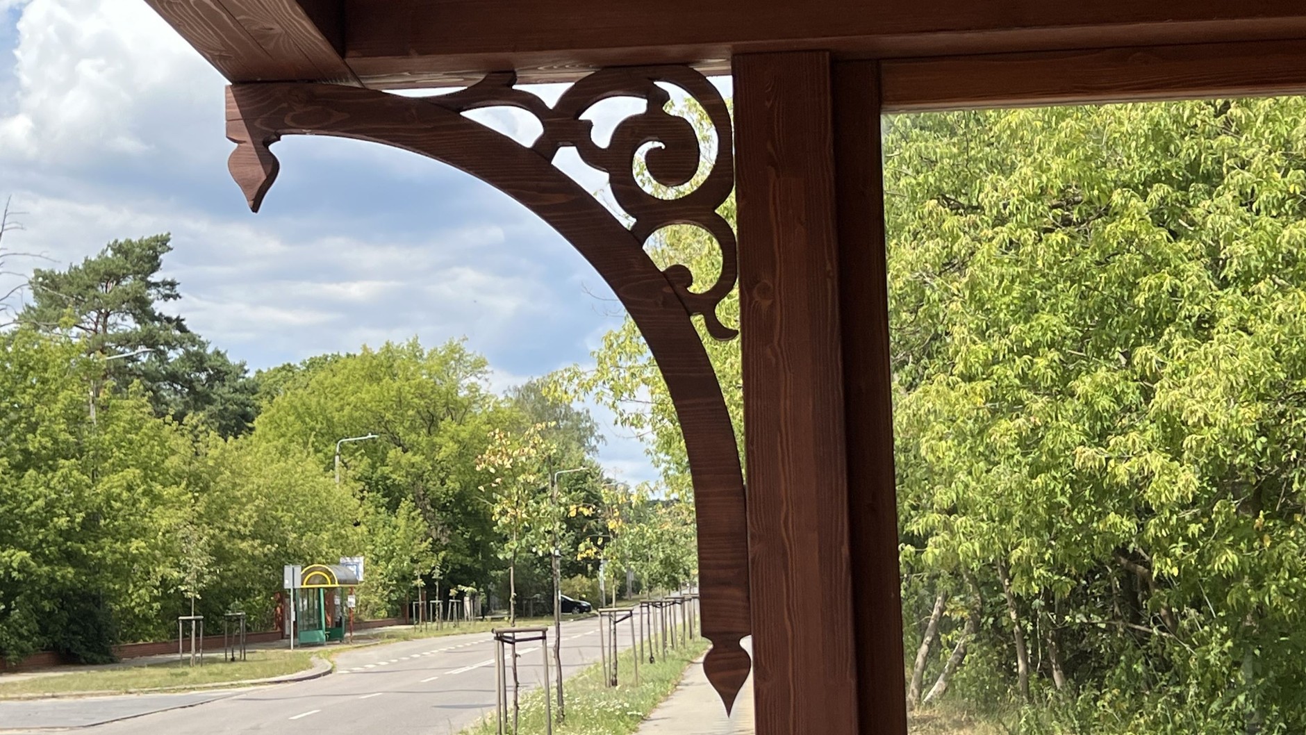 Przystanek autobusowy w Otwocku w stylu świdermajer (województwo mazowieckie)