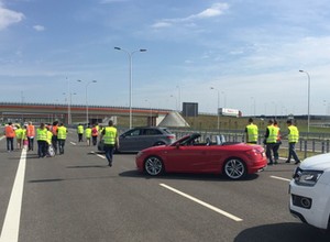 Niewidome dzieci poznają autostradę