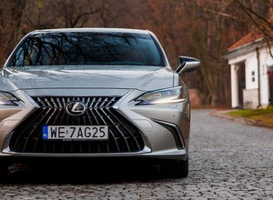 Ten Lexus kosztuje tyle, co Toyota. Jest luksusowy i oszczędny. Patrzymy czy warto