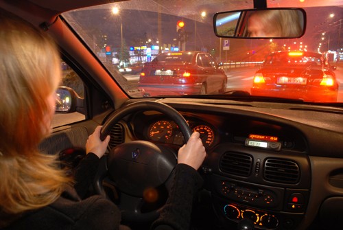 Jak zachować się podczas nocnego postoju na światłach?