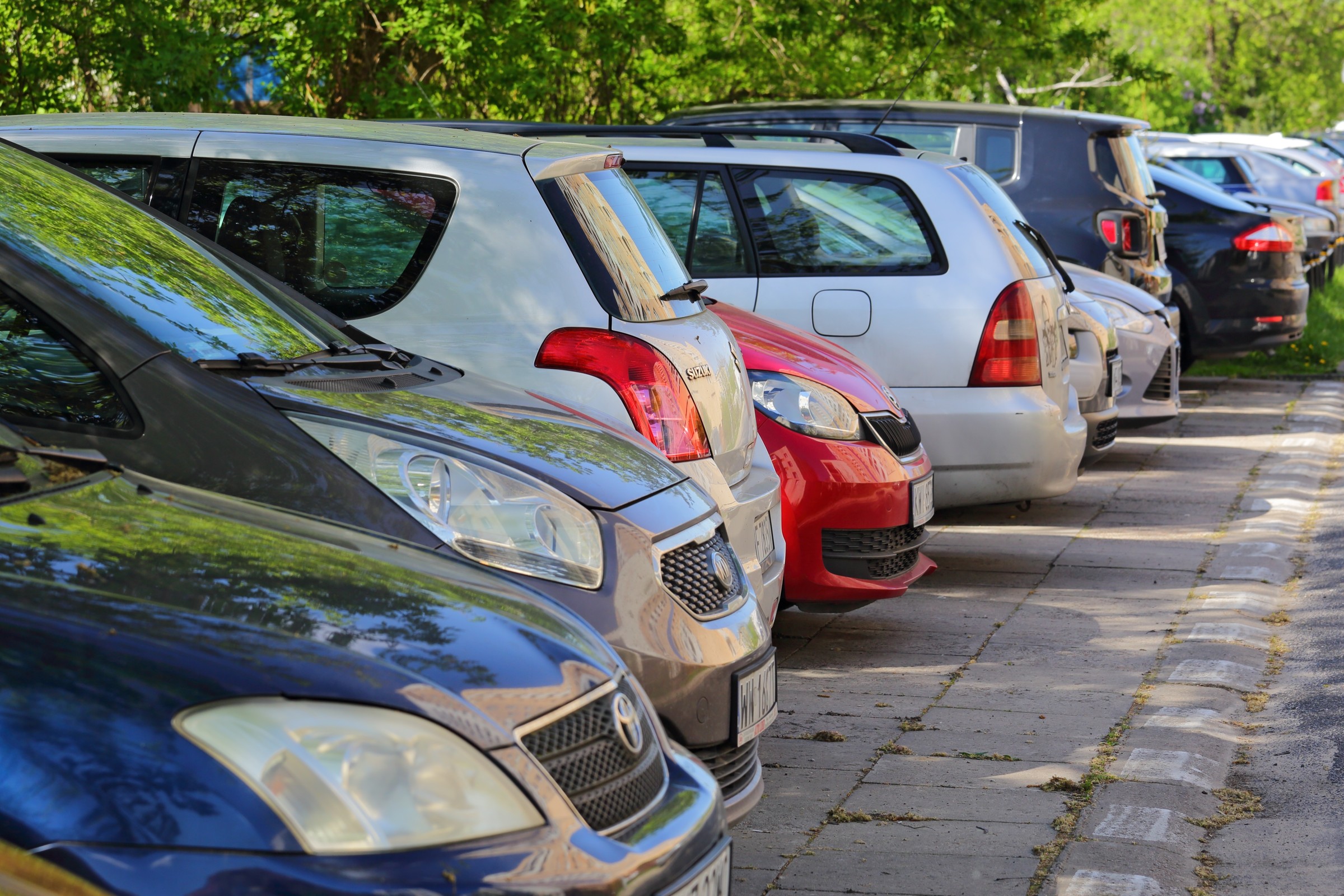 Kierowcy parkują w ten sposób codziennie. Nie zdają sobie sprawy, iż niszczą auta