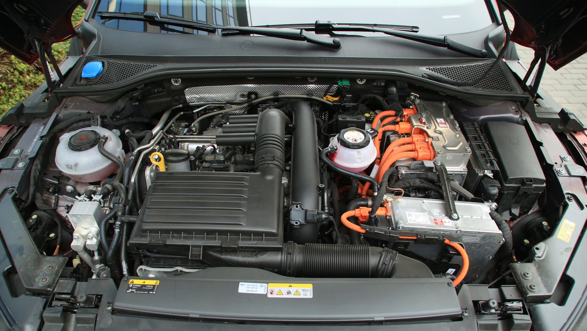 Turbodoładowany benzyniak współpracuje z motorem elektrycznym. To wydajny i sprawny duet