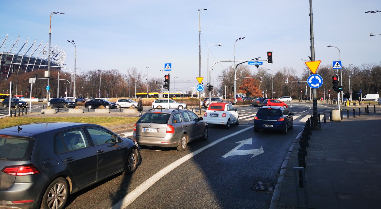 Prawy kierunkowskaz przed zjazdem z ronda? Tak, ale... nie zawsze