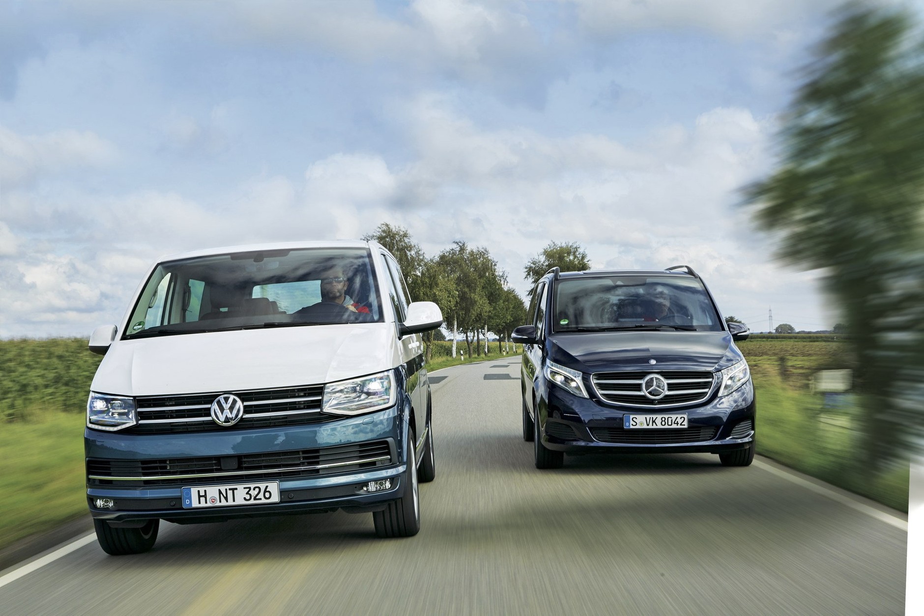 Porównanie: Volkswagen T6 2.0 BiTDI droższy od Mercedesa V 250 d