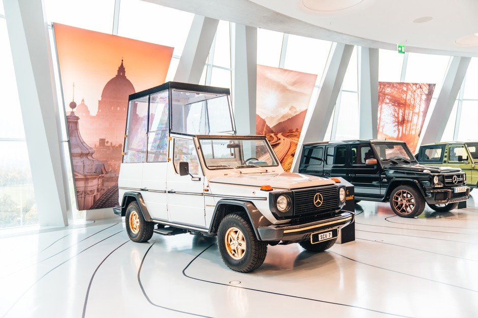 Na pierwszy rzut oka nowe auto wygląda bardzo podobnie do modelu przekazanego Janowi Pawłowi II 45 lat temu, ale to tylko pozory.