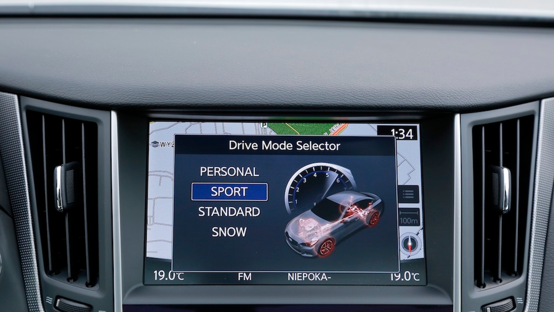Jak działa adaptacyjny układ kierowniczy w Infiniti Q50?