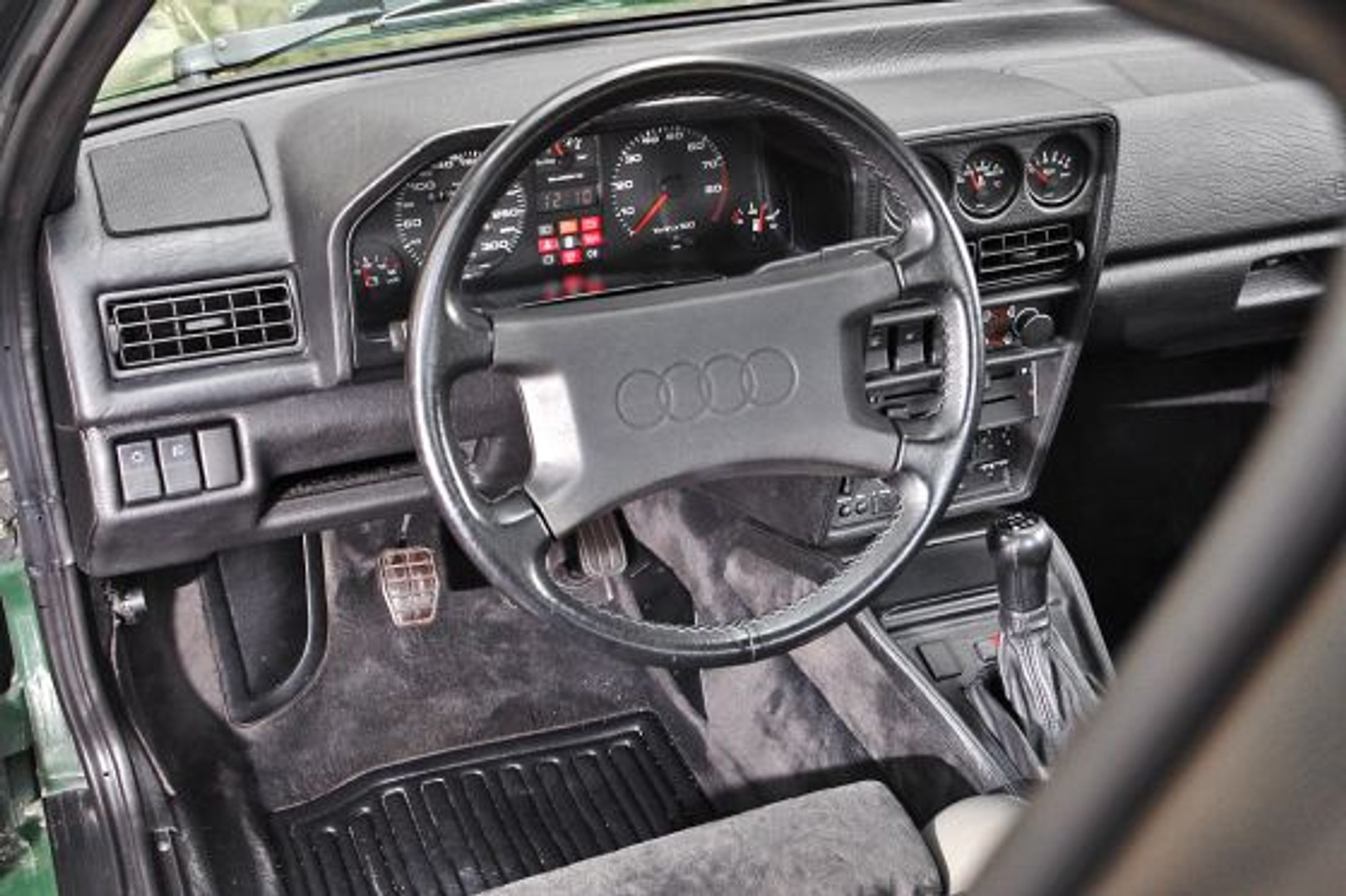 Dotąd wszystko w porządku. Ale kiedy dodaliśmy trochę więcej gazu, auto wierzgnęło. 3500 obrotów potrzeba, żeby załączyło sie turbo.