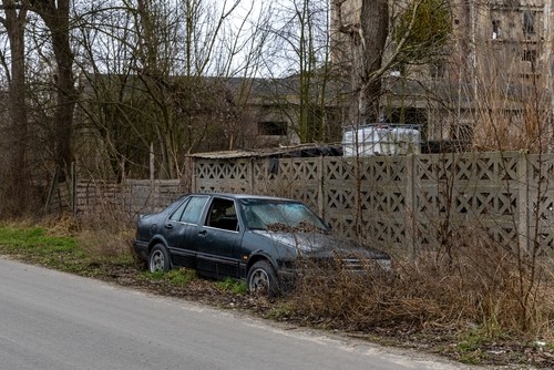 Porzucone i zniszczone auto może stwarzać zagrożenie dla innych uczestników ruchu