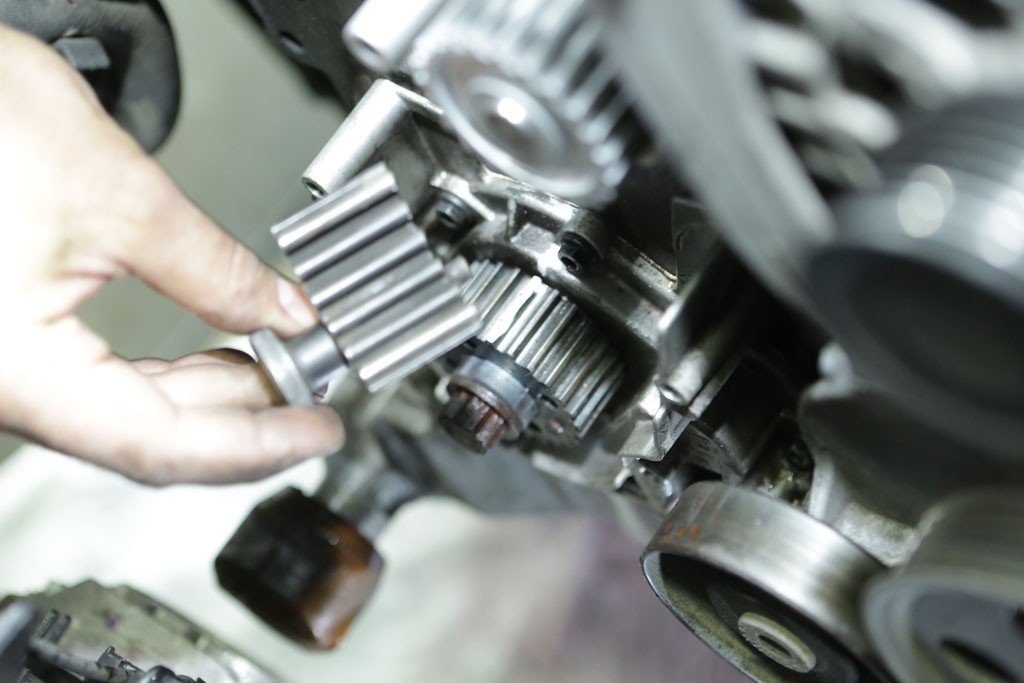 Zdarza się, że producenci zmieniają podczas produkcji numery części, bo te stosowane pierwotnie były wadliwe. W takiej sytuacji poszukiwanie części o takich samych oznaczeniach jak te zamontowane w aucie to błąd. 