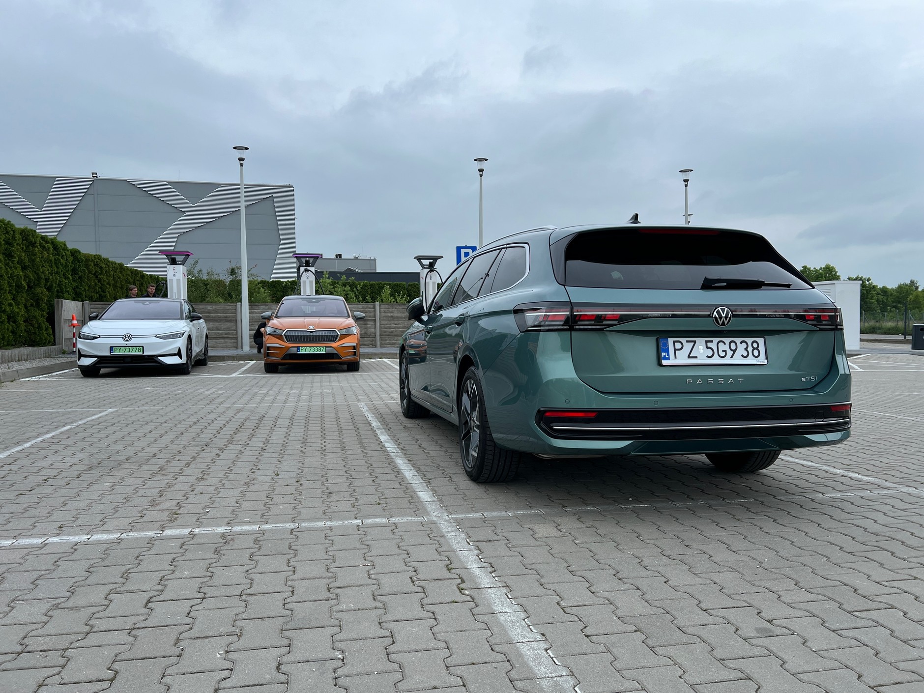 Porównanie kosztów przejazdu samochodami elektrycznymi i spalinowym